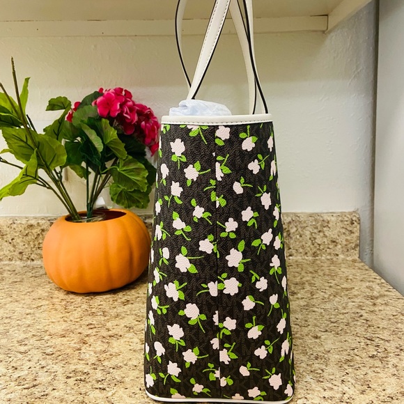 Michael KORS Large Open Tote - Picture 11 of 16